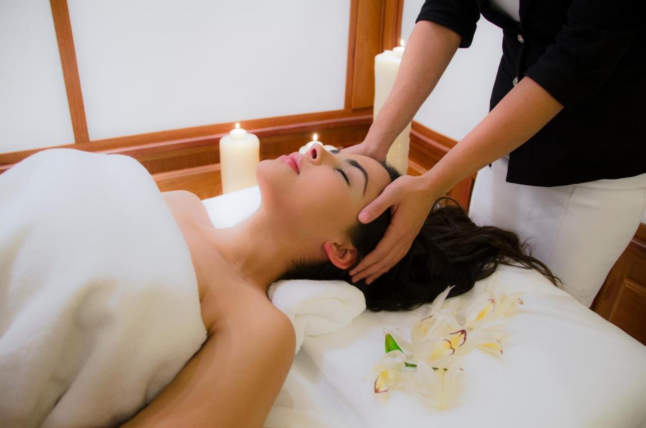东方植物园水疗花园酒店 拉克鲁斯 外观 照片 A woman receiving a head massage
