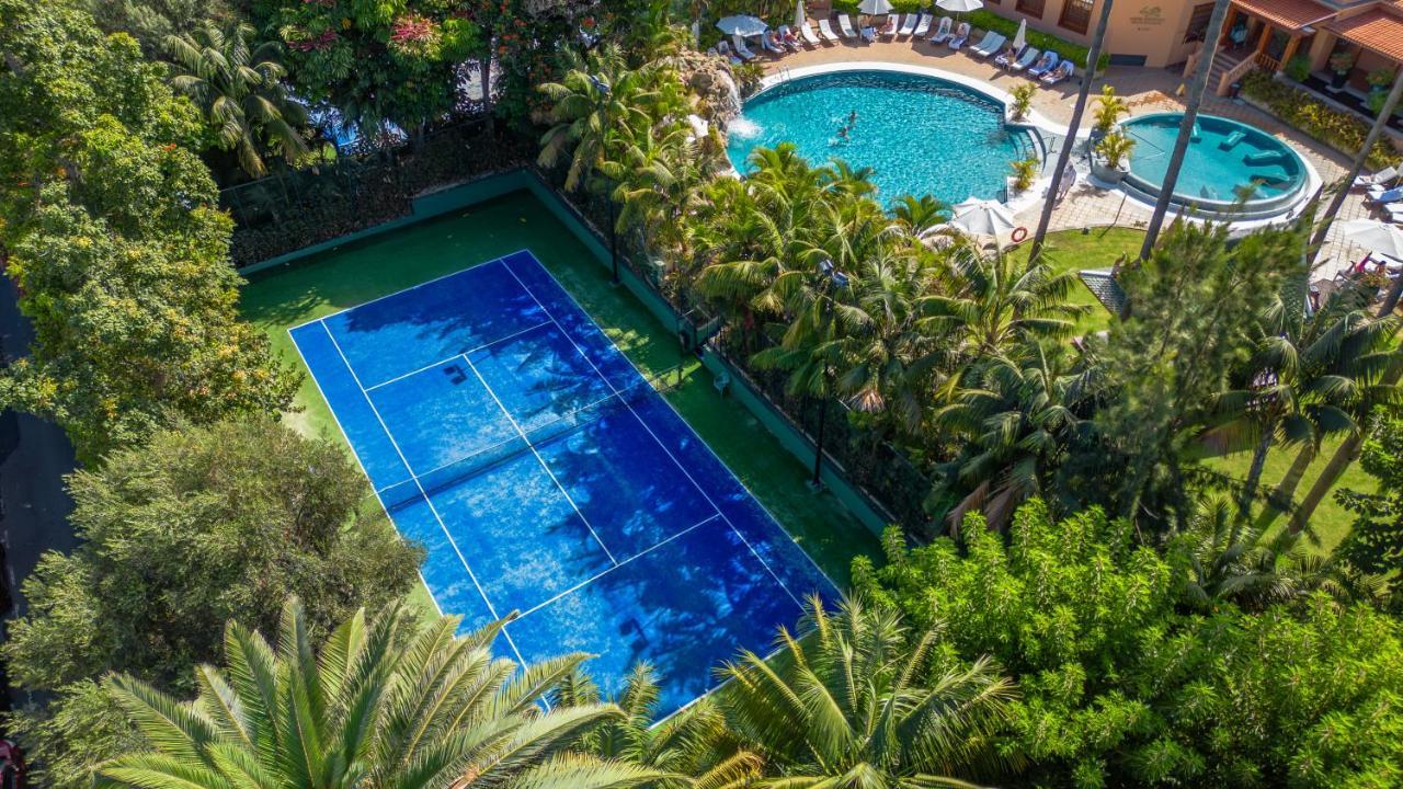东方植物园水疗花园酒店 拉克鲁斯 外观 照片 Tennis court at the hotel